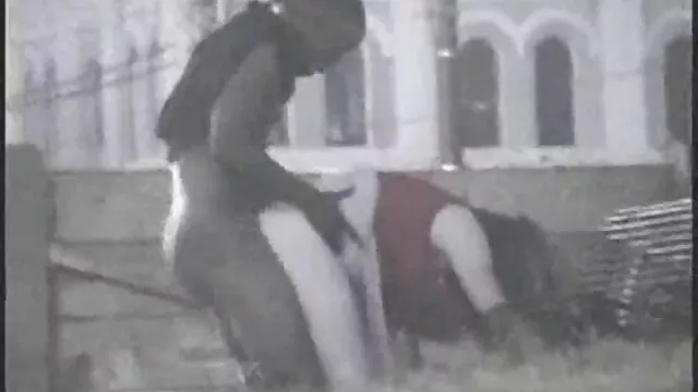 A Busty milf masturba-se com a rata e fuma no video pirno nacional alpendre.