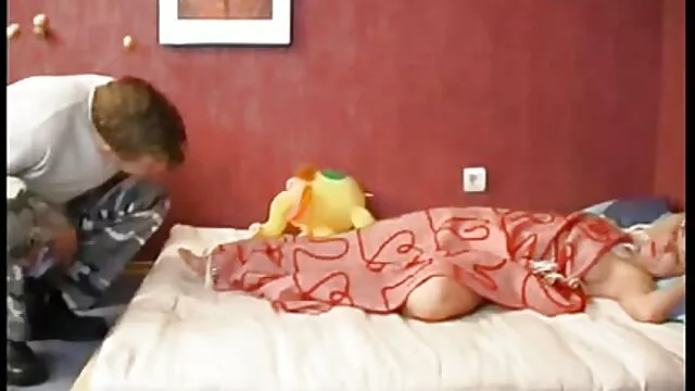 A mãe excitada dá aulas de sexo videos pornograficos nacionais de pé.