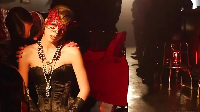 A mulher madura e o seu velho amigo fodem a mulher jovem (Grupo Caseiro video prono nacional russo)