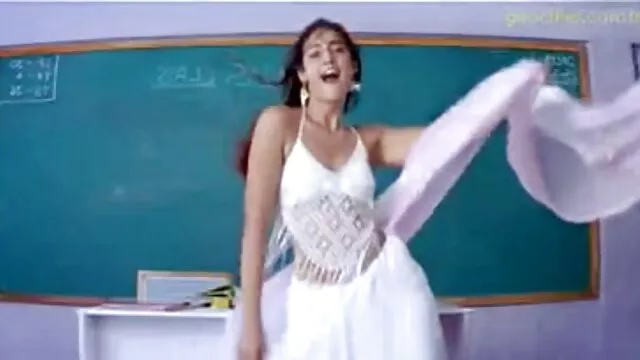 A morena tem um corte na rata depois de o melhor do filme pornô brasileiro um broche.