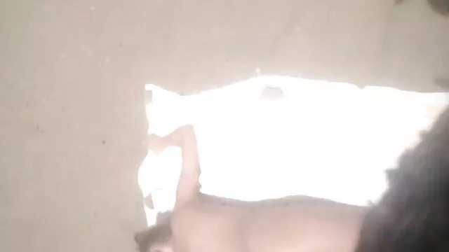 A bela jovem esposa faz um broche ao marido na casa de banho ver vídeo pornô nacional e não liga a câmara.