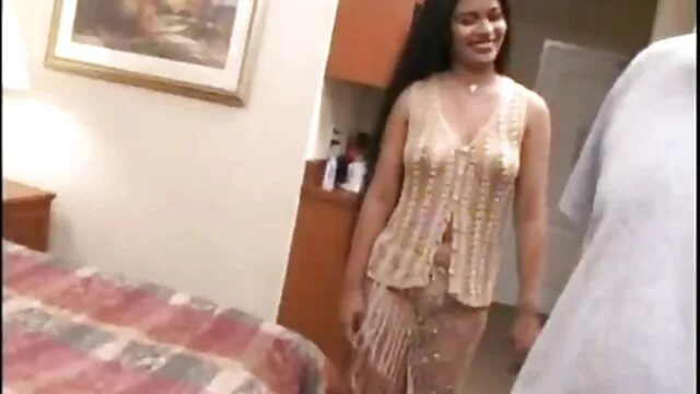 A madrasta excitada não consegue mantê-la só vídeo pornô caseiro nacional para ela.