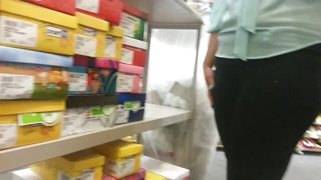 Uma mulher negra de cabelo curto suga uma video porno nacional antigo pila grande no casting no Níger.