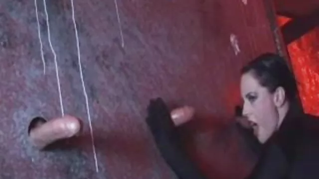 Aidra Fox engole videos nacionais pornos profundamente o seu pénis enquanto, simultaneamente, deita uma rata de maionese no copo.