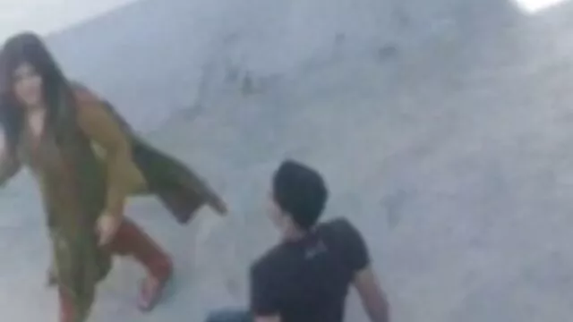 Um estranho fode uma mulher no cu enquanto o marido olha e desaparece o melhor do filme pornô brasileiro