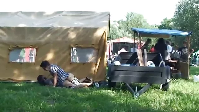 Ele não pode virar-se !!! o tipo tentou ver a namorada a foder. vídeo pornô nacional grátis