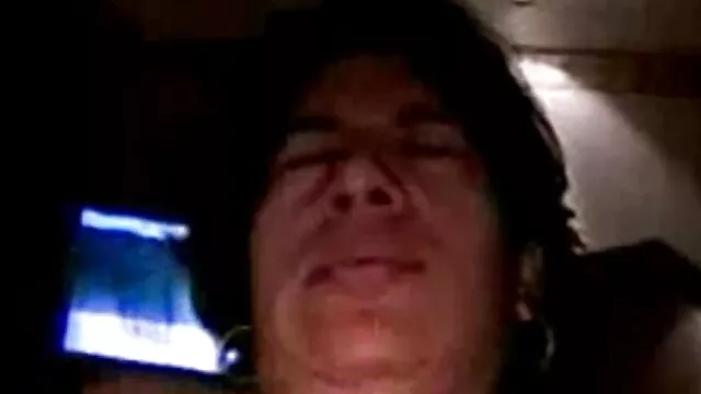 A miúda Busty bebe e arrota enquanto é fodida na rata e no video porno nacional rabo