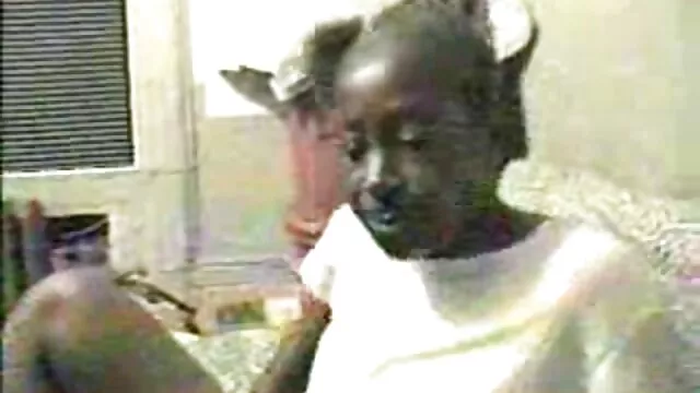 O irmão violou a irmã enquanto ninguém estava porno amadores nacional em casa.