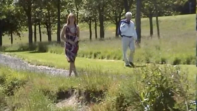 A mão da vagina e o vibrador vídeo pornô grátis nacional fodem a mulher no rabo