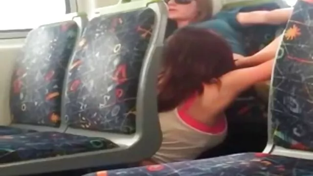 Loira com Mamas pequenas fodidas nas costas na floresta vídeo pornô nacional amador de neve