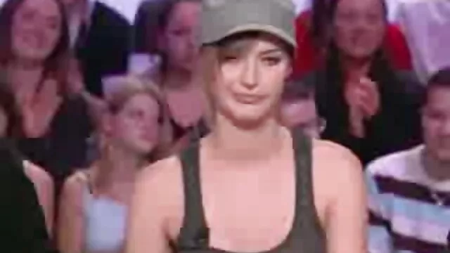 O vídeo pornô nacional brasileiro avô via pornografia e começou a comer a sobrinha.