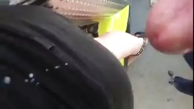 Persuadido a mulher busty com cabelo curto a chupar pilas no cam filme de sexo caseiro nacional