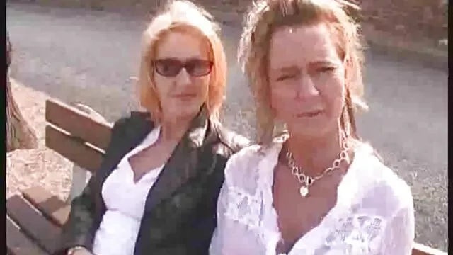 Em vídeo de sexo pornô nacional desespero, A dona de casa move - se para o balançar