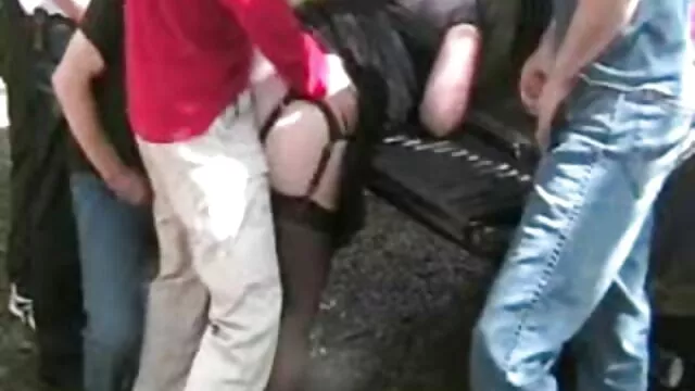 O melhor video porno nacional marido fodeu a sogra e a esposa simultaneamente na cama.