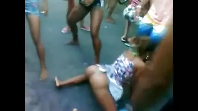 Uma rapariga infiel partilha uma grande pila preta com vídeo pornô nacional amador a irmã do marido.