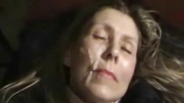 Bleach Blondie desesperadamente a mijar os melhores vídeos pornô nacional