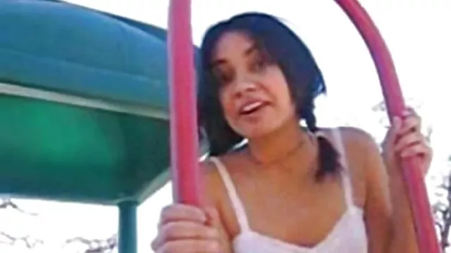 Irmão adulto fode irmãzinha enquanto o Pai atira filme pornô nacional gratuito (retro incesto)