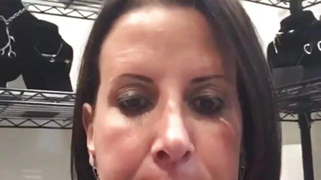 Mulher negra com mamilos furados fodidos por um amigo e video porno nacional caseiro adormeceu