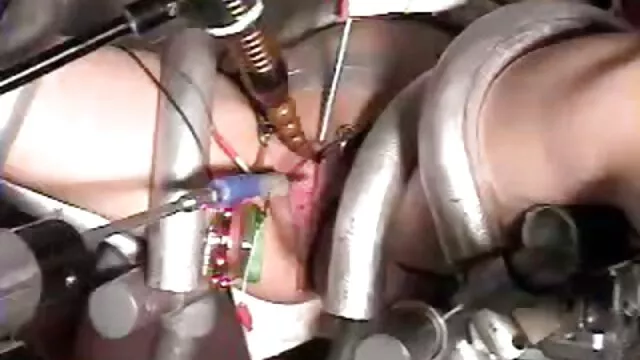 A Bruxa do Dia Das Bruxas culmina com uma vassoura estimulante. filme pornô nacional as brasileirinhas