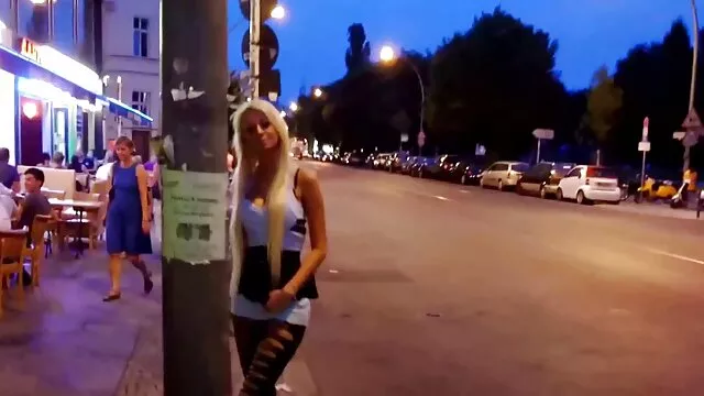 criatura-fêmea video de sexo amador nacional de cabelo escuro penetra com sérios obstáculos