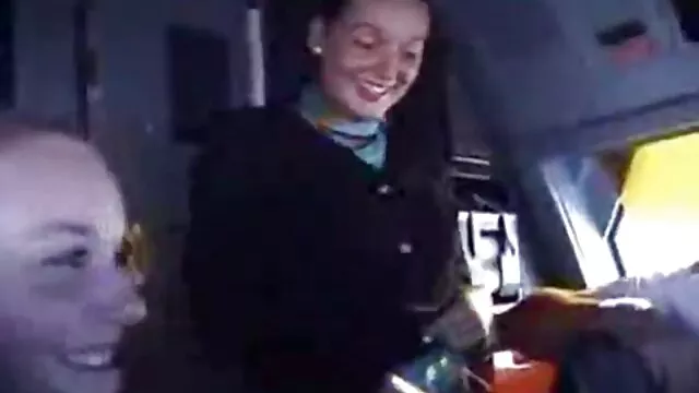 A atordoadora de 18 anos Janice Griffith video porno nacional antigo chupa uma pila enorme em calças.