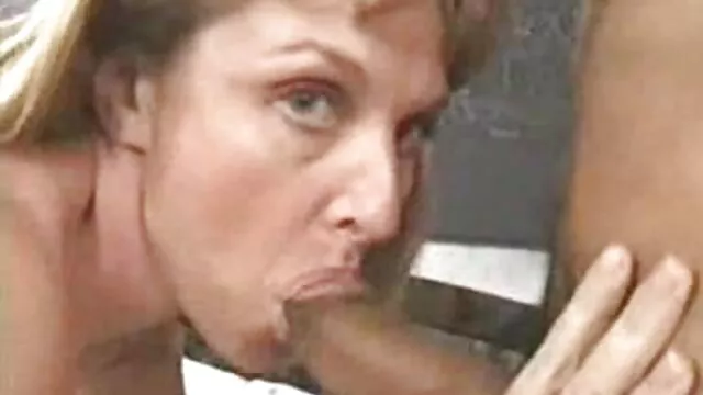 A meter o dedo no rabo da mulher bêbeda a dormir e na vagina o melhor do vídeo pornô brasileiro dela.