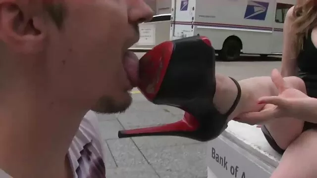 Um homem mais velho infiel fode uma jovem amiga com mamas enormes video erotico nacional