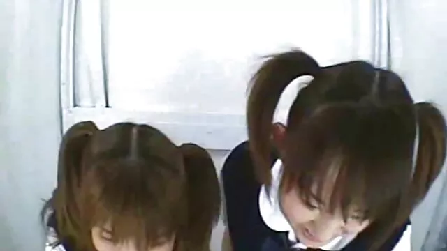 Namoradas de 18 anos acariciam mamas e assistir vídeo pornô nacional experimentam sexo lésbico pela primeira vez.